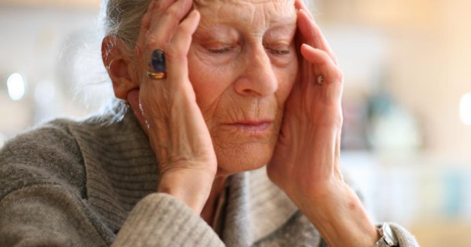 Разница между болезнью Альцгеймера и старческим слабоумием